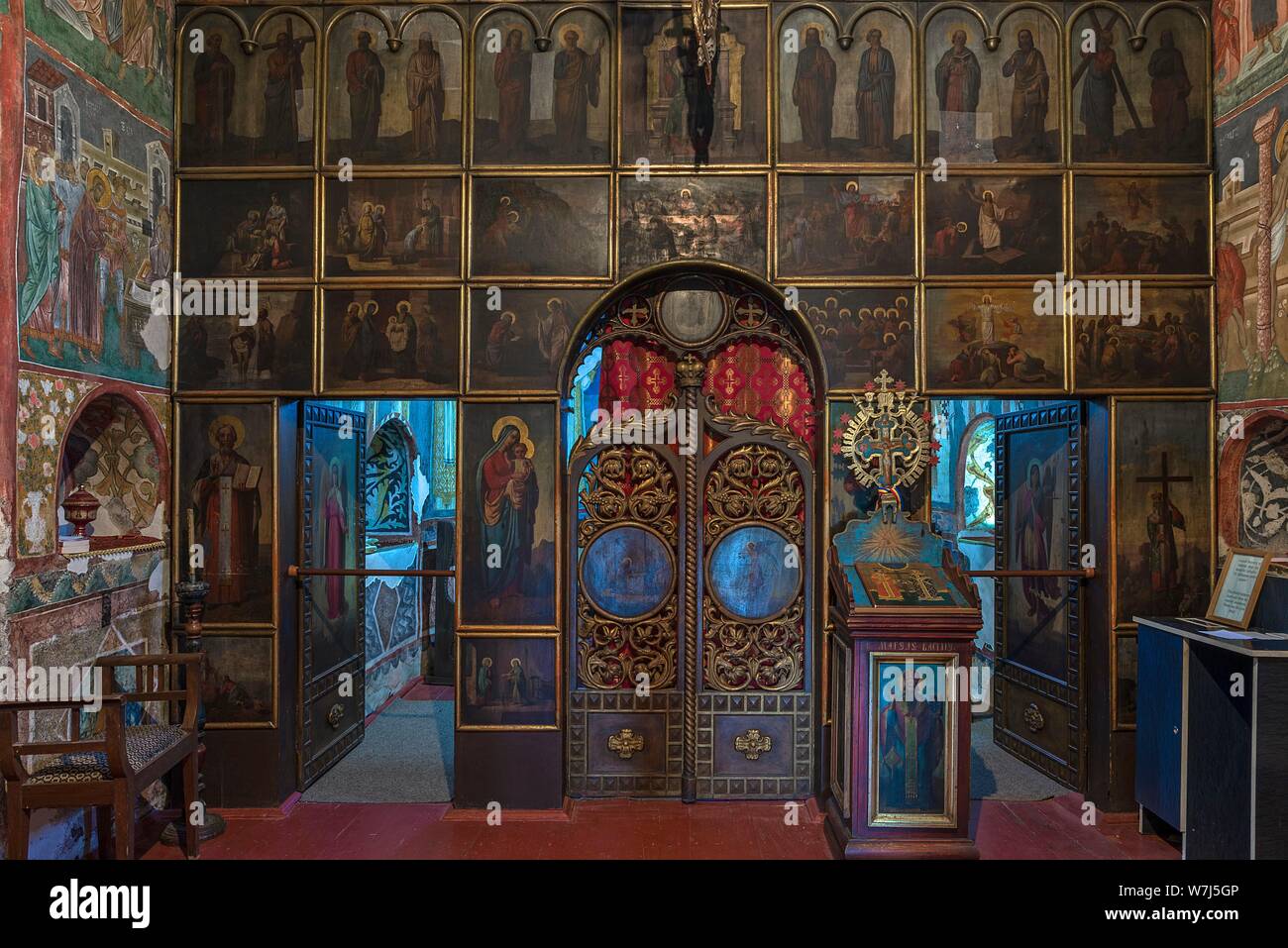 Parete altare della chiesa dell Esaltazione della Santa Croce, Patrauti moldava monastero del XV secolo, Patrauti, Romania Foto Stock