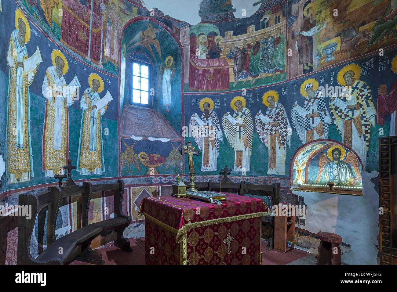 Sala di preghiera nella chiesa dell Esaltazione della Santa Croce, Patrauti moldava monastero del XV secolo, Patrauti, Romania Foto Stock