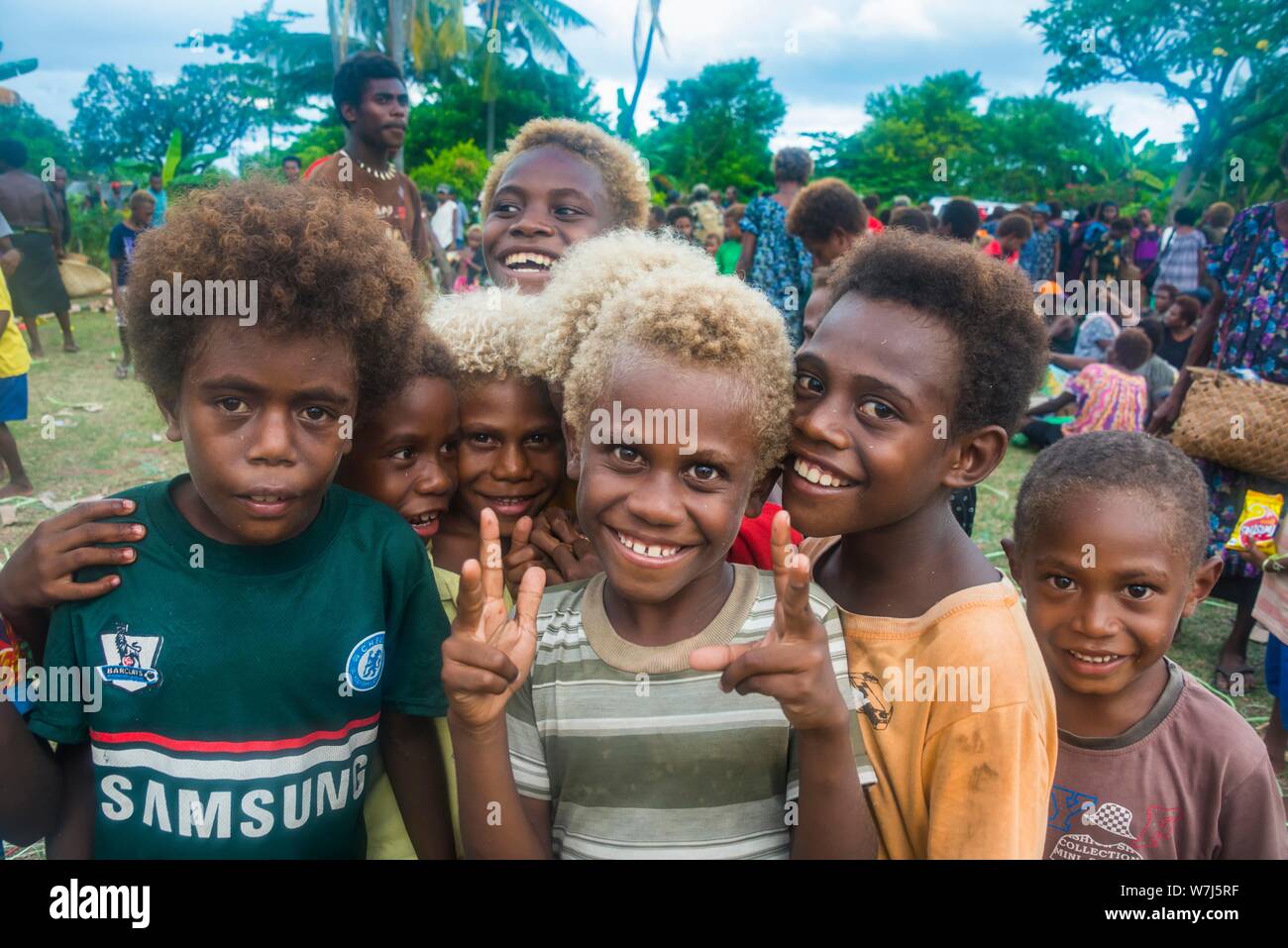 Gruppo di bambini felici, giovani ragazzi con capelli biondi, East New Britain, provincia di Papua Nuova Guinea Foto Stock