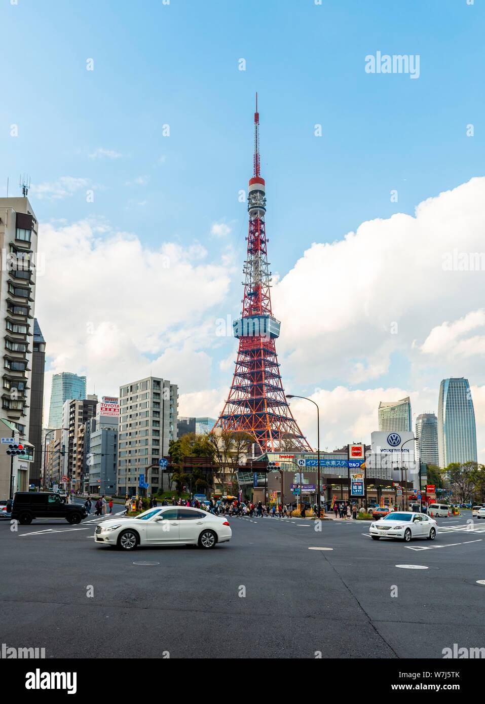 Crocevia di fronte a Tokyo Tower, Tokyo, Giappone Foto Stock
