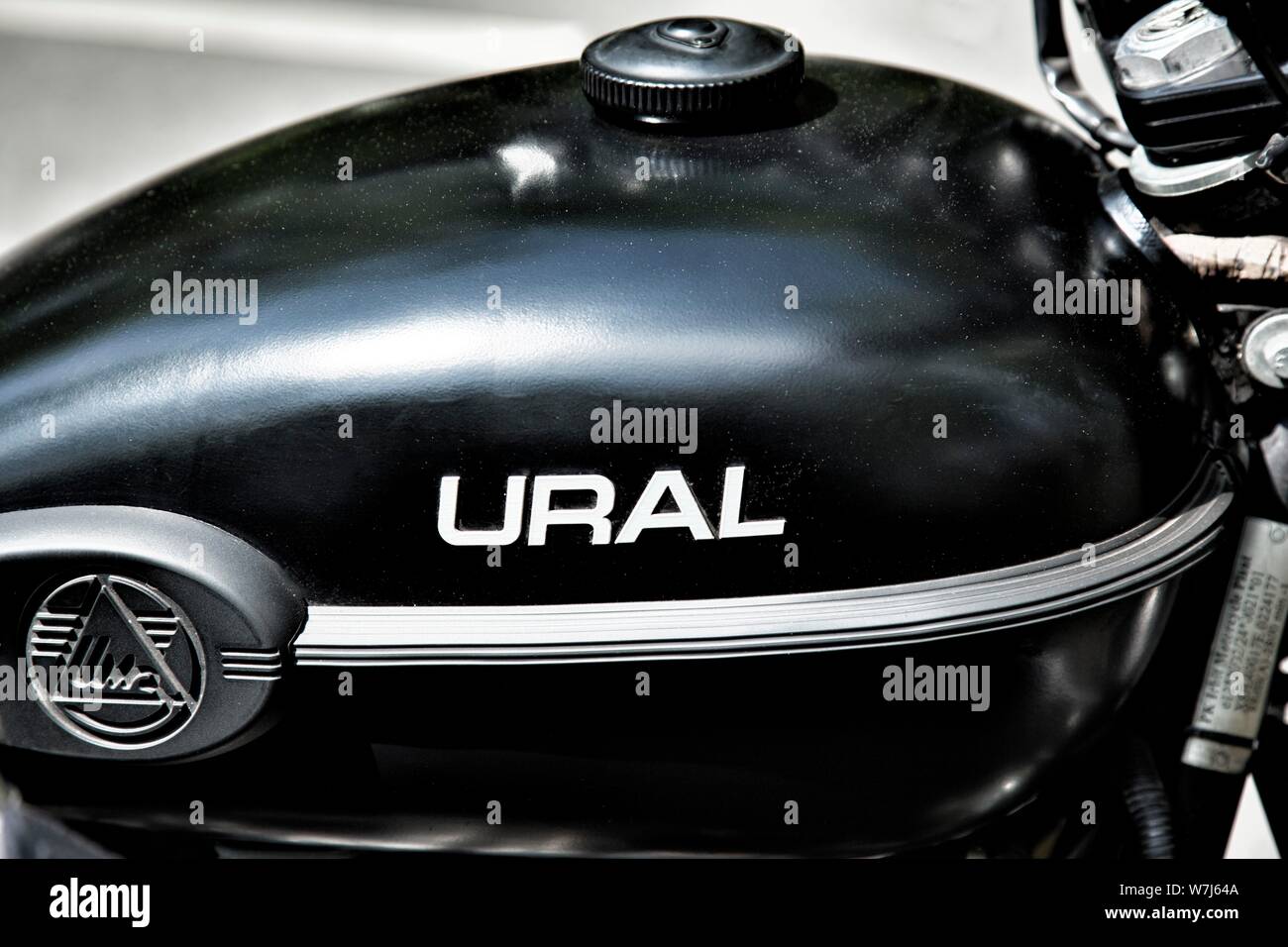 Logo di un Ural sul serbatoio della benzina, Berlino, Germania Foto Stock