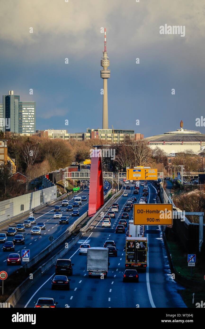 Vista città con l'autostrada A40, Florianturm e exhibition hall, Dortmund, la zona della Ruhr, Nord Reno-Westfalia, Germania Foto Stock
