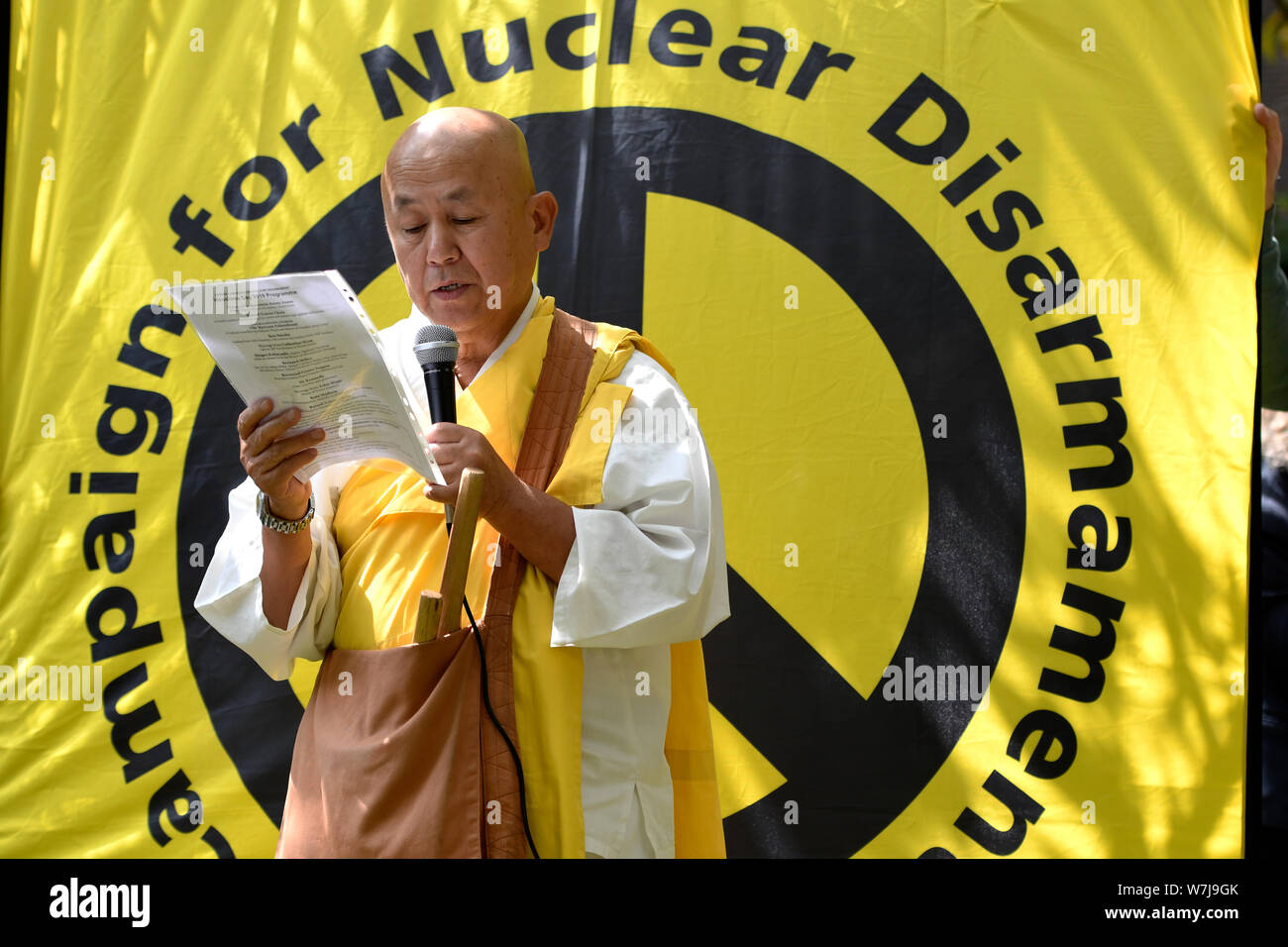 Un monaco parla durante la commemorazione.Le persone si radunano per 74a Hiroshima commemorazione annuale del bombardamento atomico nel 1945. Un ora di cerimonia è stata eseguita tra cui discorsi, due minuti di silenzio e di corona recante all'Hiroshima ciliegio. Foto Stock