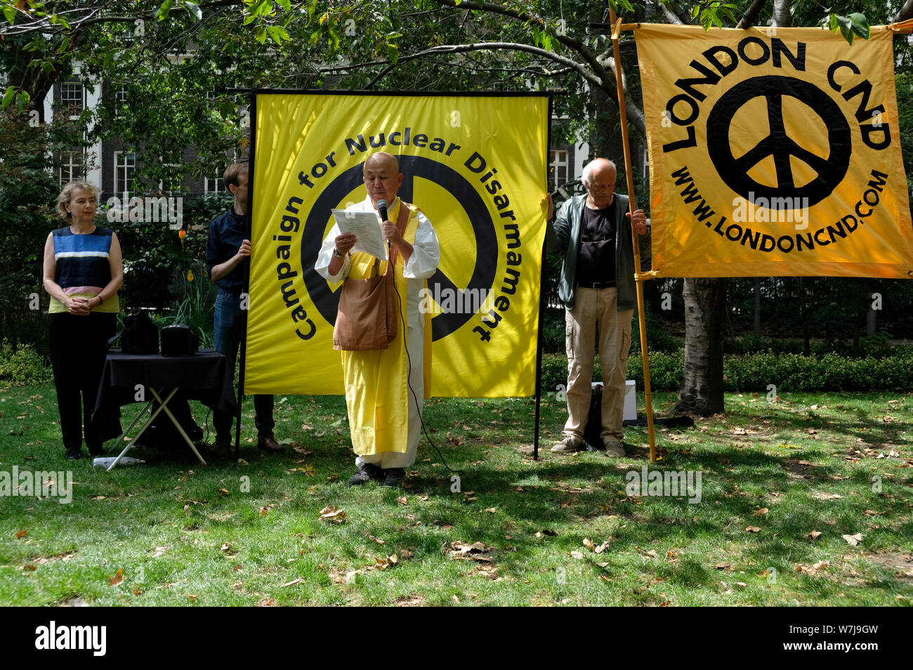 Un monaco parla durante la commemorazione.Le persone si radunano per 74a Hiroshima commemorazione annuale del bombardamento atomico nel 1945. Un ora di cerimonia è stata eseguita tra cui discorsi, due minuti di silenzio e di corona recante all'Hiroshima ciliegio. Foto Stock