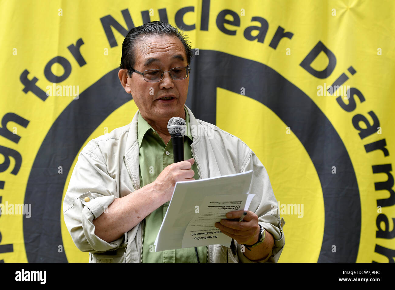 Shigeo Kobayashi legge un messaggio del Sindaco di Hiroshima durante la commemorazione.Le persone si radunano per 74a Hiroshima commemorazione annuale del bombardamento atomico nel 1945. Un ora di cerimonia è stata eseguita tra cui discorsi, due minuti di silenzio e di corona recante all'Hiroshima ciliegio. Foto Stock