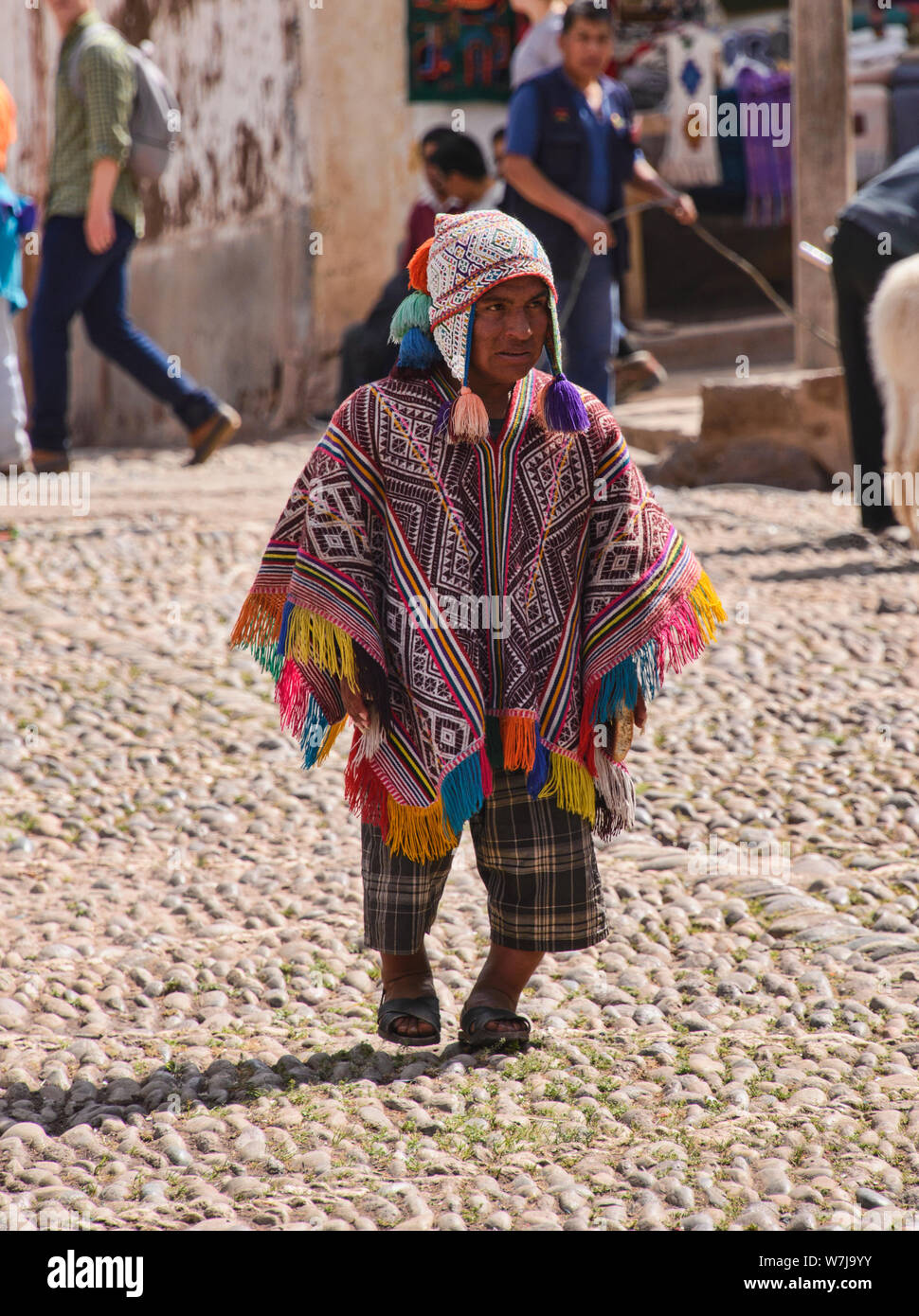 Tradizionale highlander andina al mercato in Urubamba, Valle Sacra, Perù Foto Stock