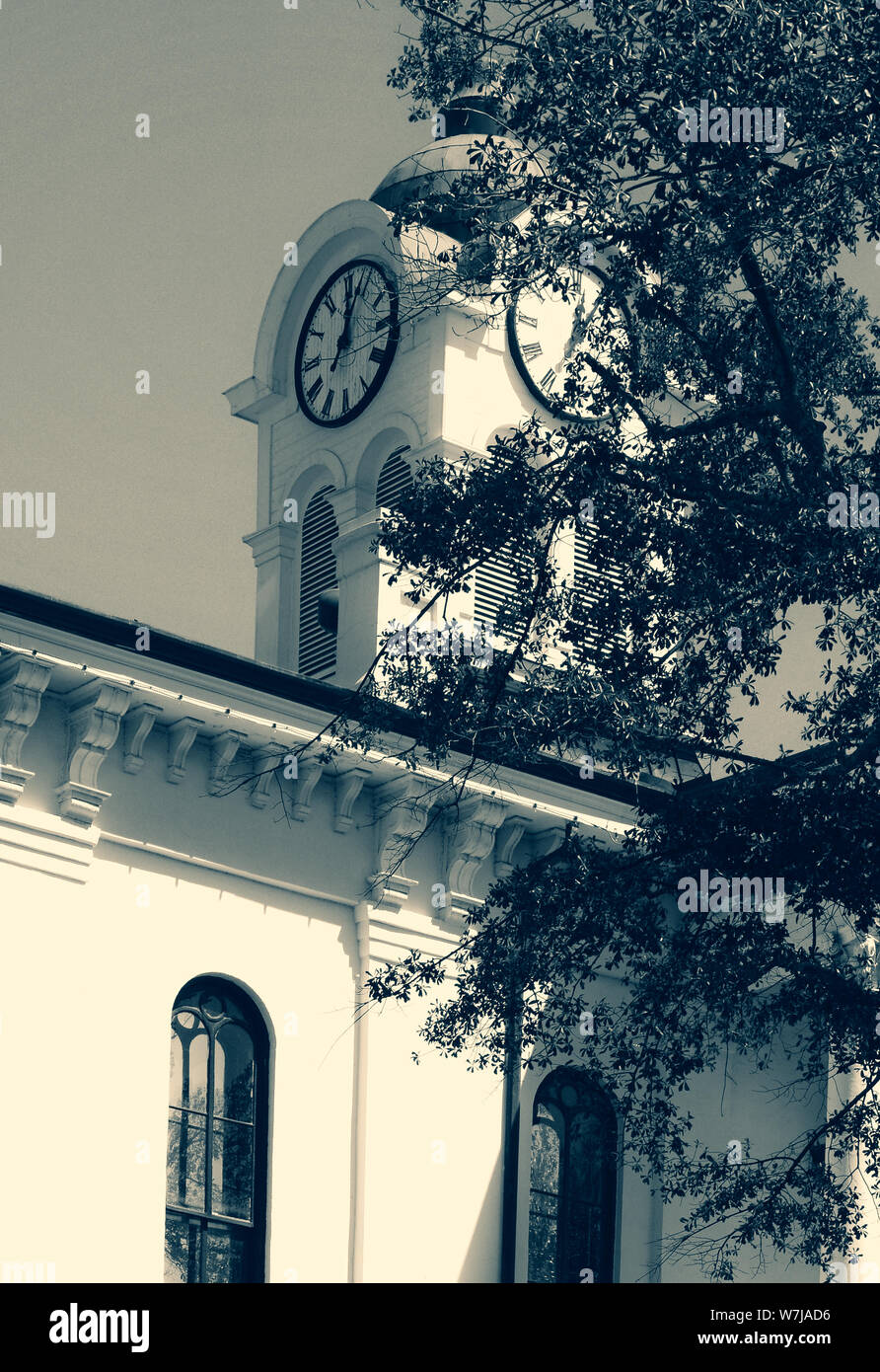 Il carattere distintivo di clock tower avvolta da alberi sulla sommità della storica Lafayette County Courthouse, situato sulla Courthouse Square in Oxford, MS, STATI UNITI D'AMERICA Foto Stock