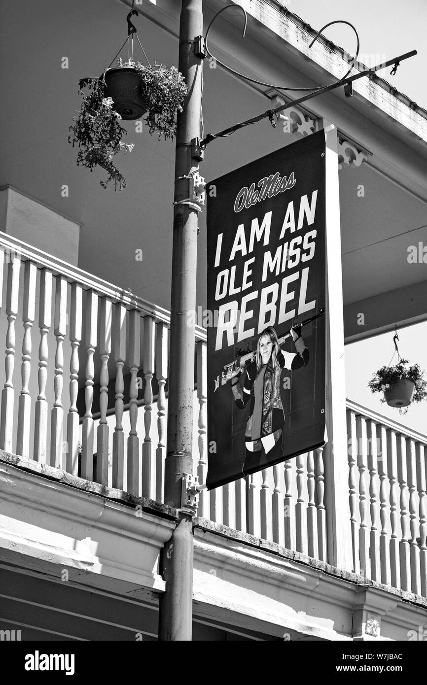 Un Ole Miss banner pende da un balcone con fotografia della Donna che mantiene il fucile di assalto lungo con slogan della University of Mississippi, Oxford, MS Foto Stock