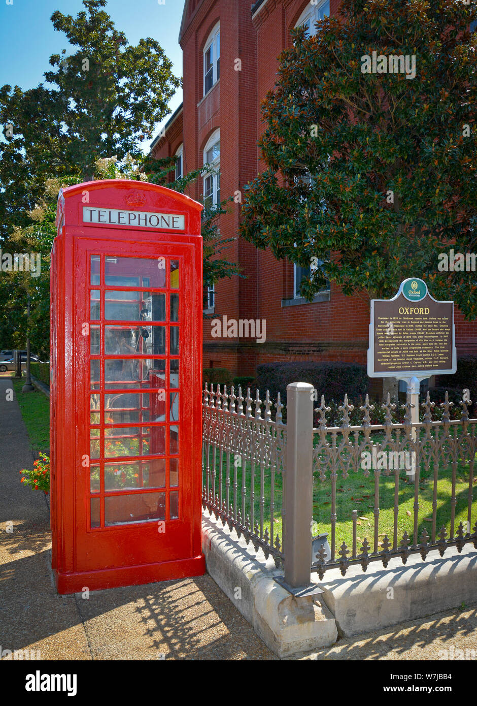 L'iconico British telefono rosso casella sulla Courthouse Square a fianco di Oxford City Hall, con storiche Oxford marcatore, Mississippi, MS, Foto Stock