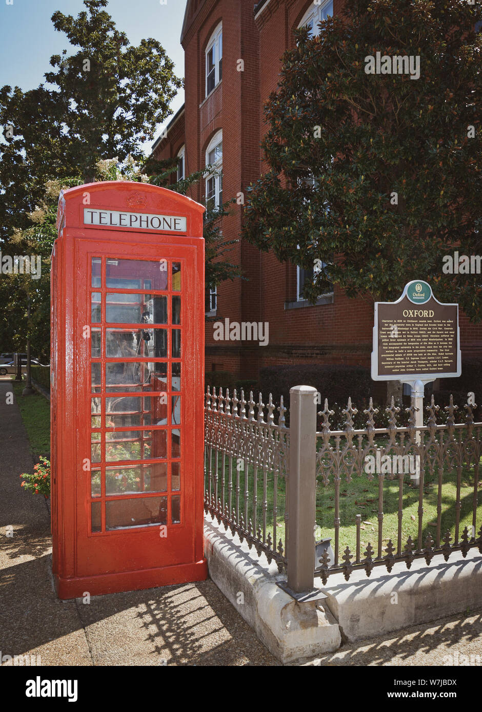 L'iconico British telefono rosso casella sulla Courthouse Square a fianco di Oxford City Hall, con storiche Oxford marcatore, Mississippi, MS, STATI UNITI D'AMERICA Foto Stock