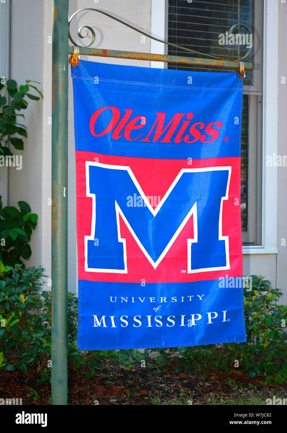 Close up di un "Ole Miss' Banner appesi al di fuori di un edificio su un ornato cornice, un fan della University of Mississippi, Oxford, MS Foto Stock