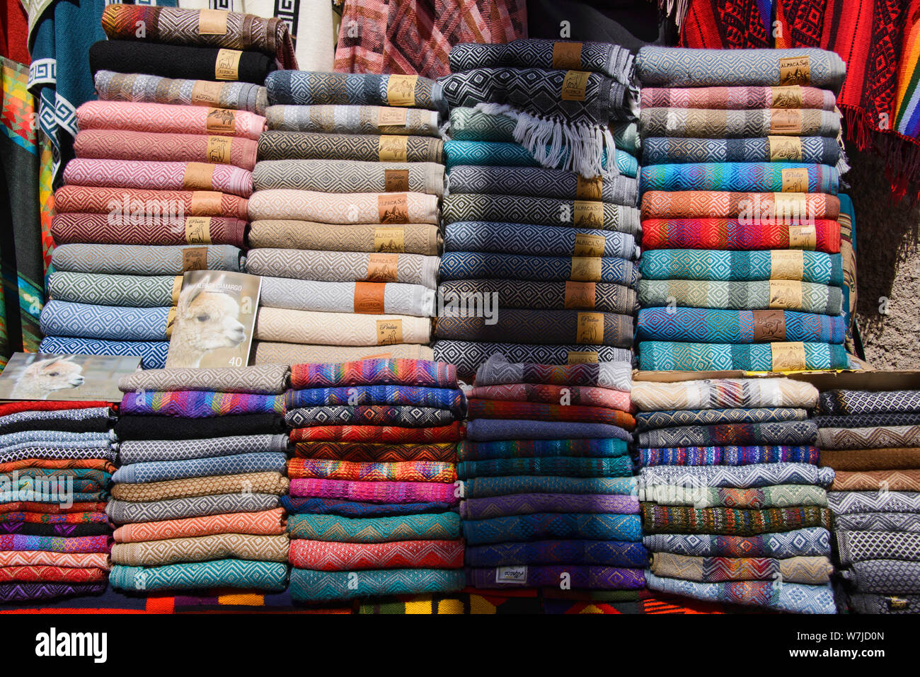 Alpaca sciarpe, scialli e abbigliamento, souvenir turistici, Pisac, Perù Foto Stock