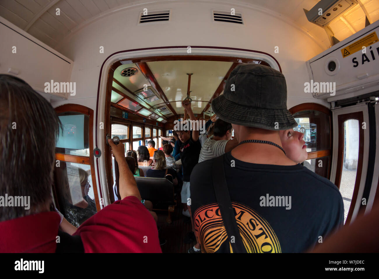 Lisbona, Portogallo - circa luglio,2019: le persone all'interno di un tram a Lisbona Foto Stock