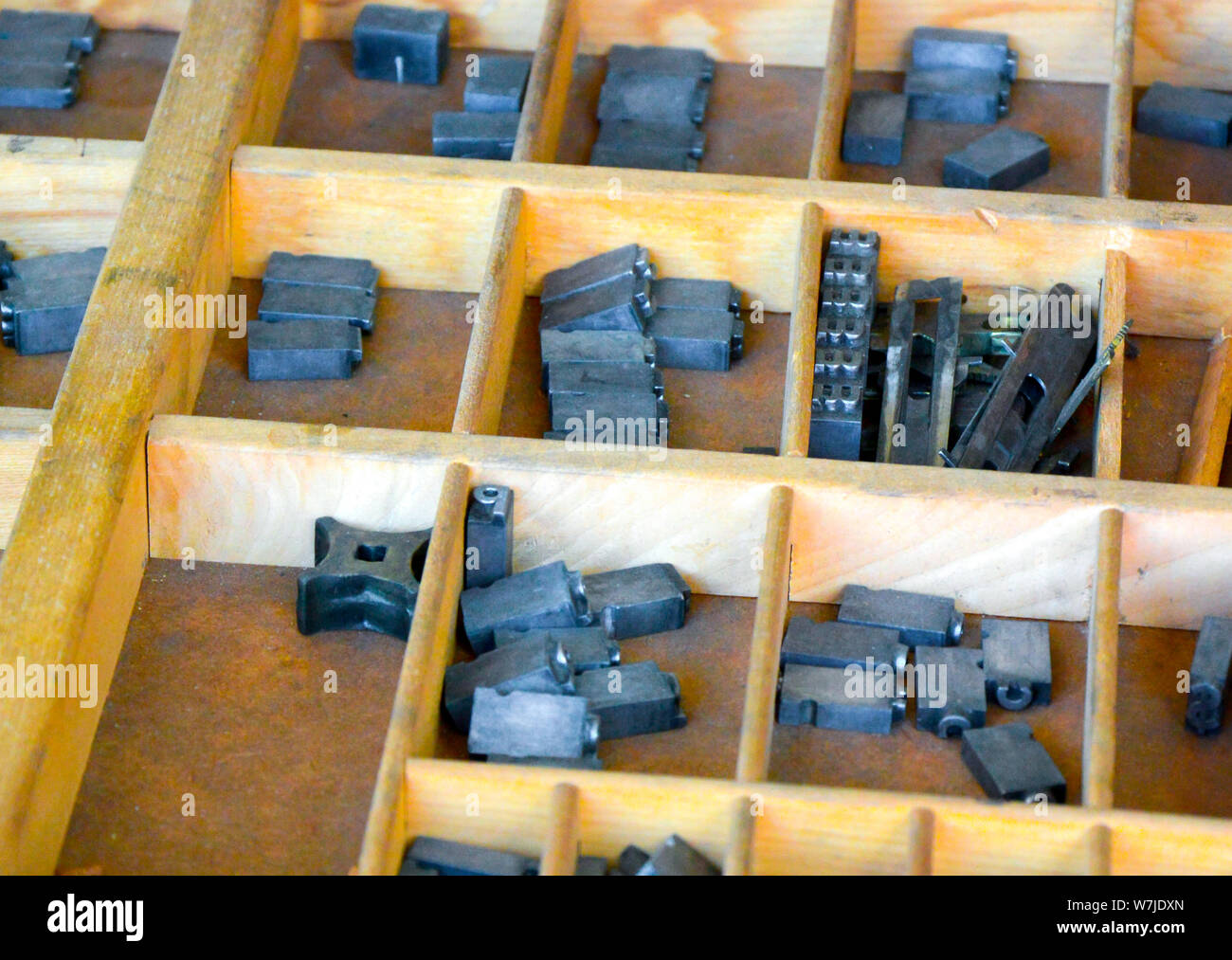 Un vecchio ordinamento in legno scatola per un assortimento di stampa tipografica tipo ornamenti, prevalentemente un processo obsoleti, fatta eccezione per gli inseguimenti artigianale Foto Stock