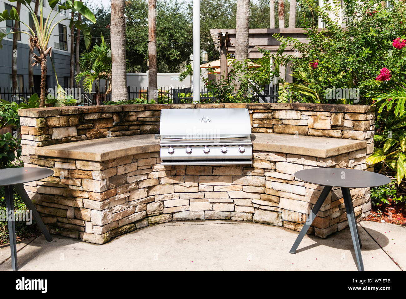 Un hotel in Florida è un barbecue a gas disponibili per i clienti per cuocere il cibo e raccogliere nel suo giardino. Foto Stock