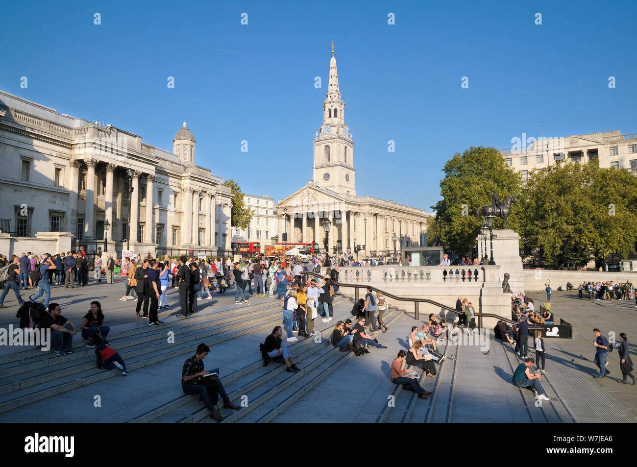 Trafalgar Square con la National Gallery e St Martin-in-the-Fields Church, City of Westminster, Londra, Inghilterra, Regno Unito Foto Stock