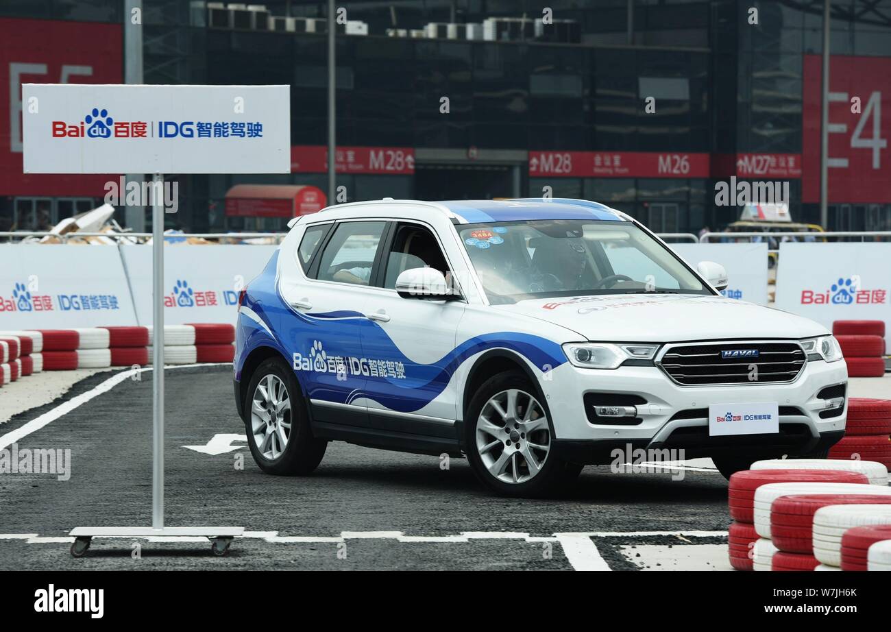 --FILE--i visitatori di provare una vettura Haval supportato da Baidu piloti Indipendenti Guild (IDG) tecnologia durante il 2017 International Consumer Electronics Foto Stock