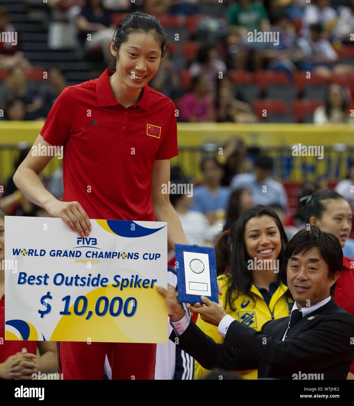 Zhu Ting del le donne cinesi nazionale della squadra di pallavolo è premiato con il trofeo dei migliori fuori Spiker durante la cerimonia di premiazione del 2017 FIVB Foto Stock