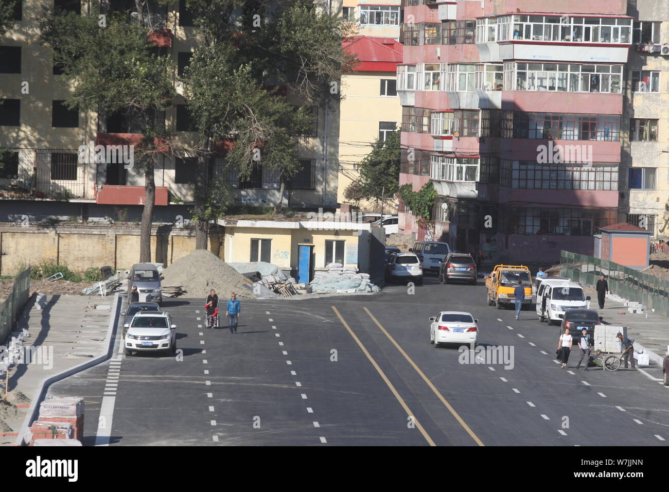 Auto guidare passato il chiodo house, un edificio residenziale che ostruisce a due vie, a sei corsie come i proprietari terrieri hanno rifiutato di vendere a causa di risarcimento i Foto Stock