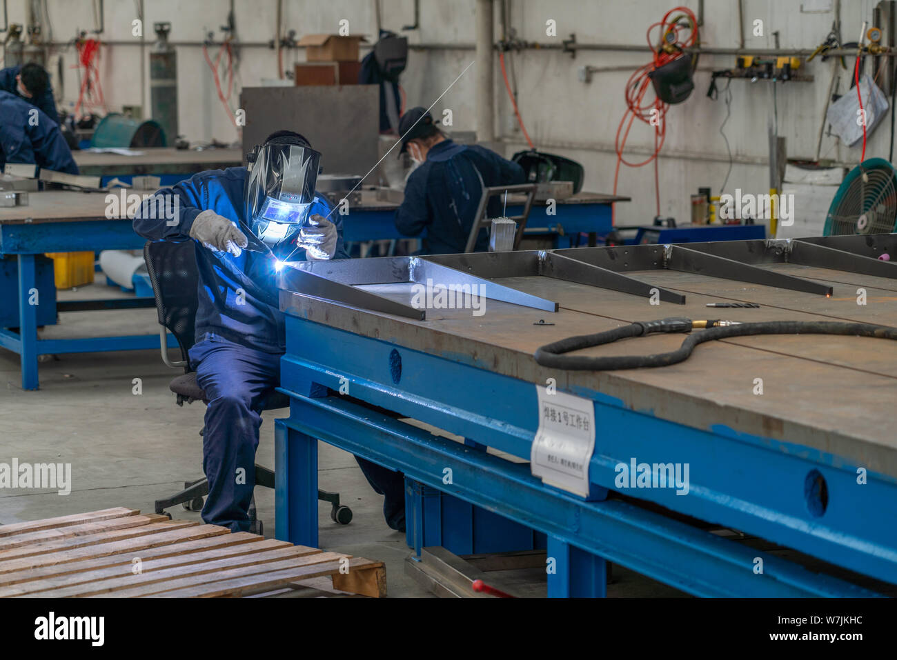 Fabbrica cinese di saldature di lavoro le parti in acciaio inossidabile in una fabbrica vicino a Shanghai, Cina. Foto Stock