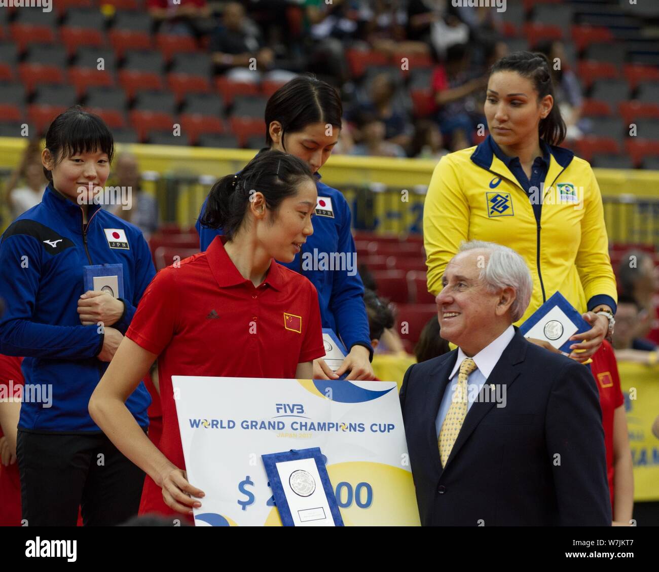 Zhu Ting del le donne cinesi nazionale della squadra di pallavolo è premiato con il trofeo dei migliori fuori Spiker durante la cerimonia di premiazione del 2017 FIVB Foto Stock