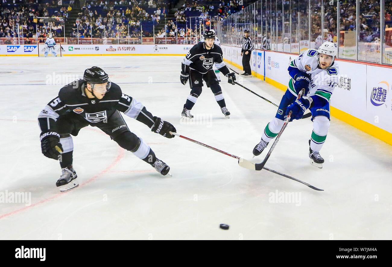 Christian Folin di Los Angeles Kings, sinistra, compete contro Sven Baertschi di Vancouver Canucks durante il primo cinese di NHL Hockey preseason game al Mer Foto Stock