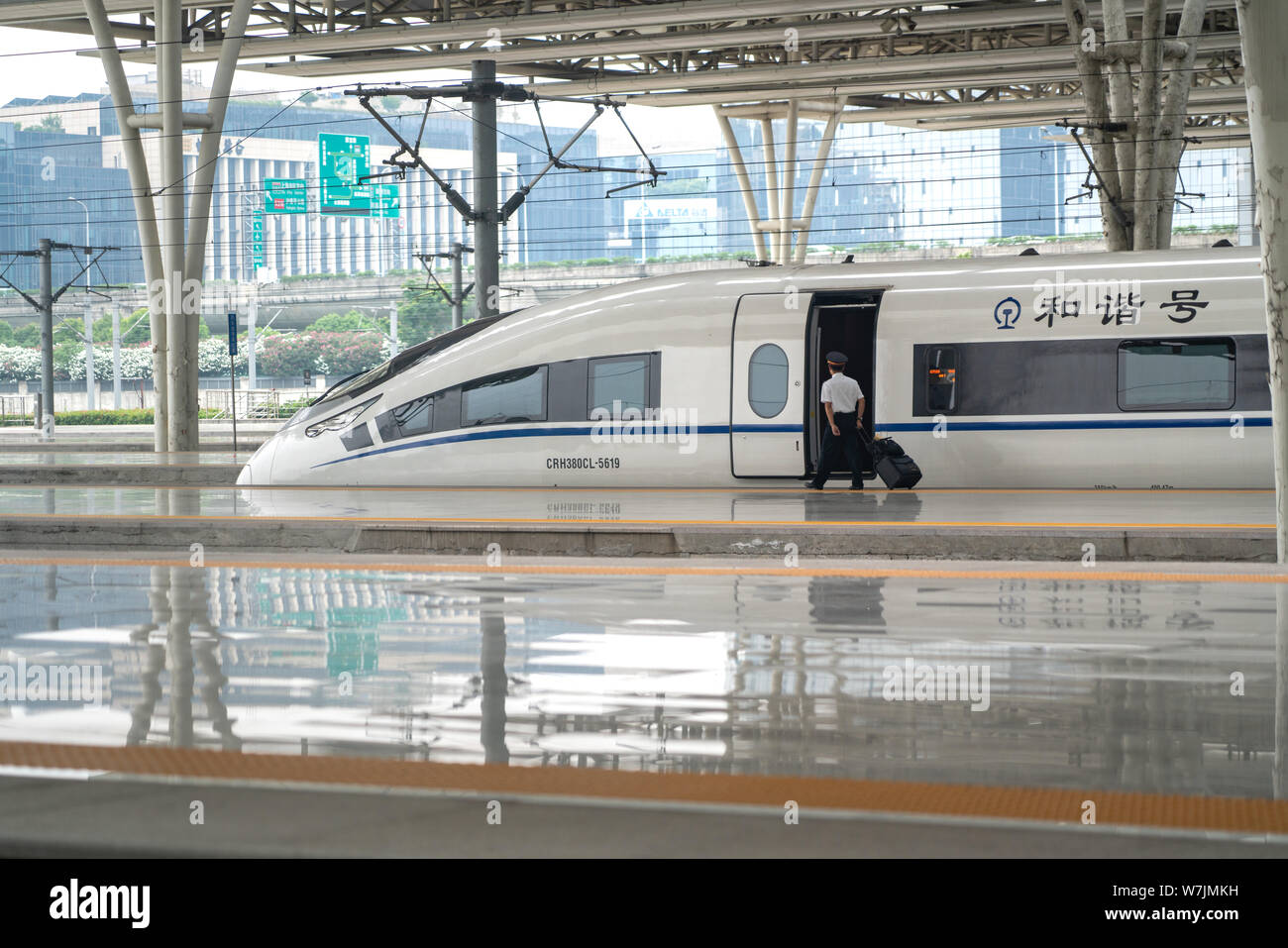 Treno veloce schede ingegnere la parte anteriore del treno come esso è fermo al Shanghai Hongqiao stazione ferroviaria in Cina a Shanghai. Foto Stock