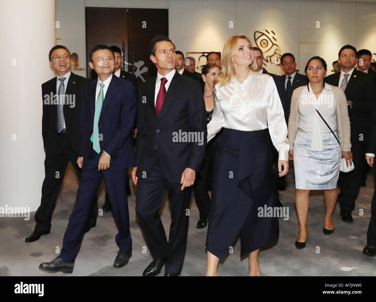 Il Presidente messicano Enrique Peña Nieto, centro e sua moglie Angelica Rivera visitare il quartier generale Alibaba con Jack Ma o Ma Yun, sinistra, presidente di ch Foto Stock