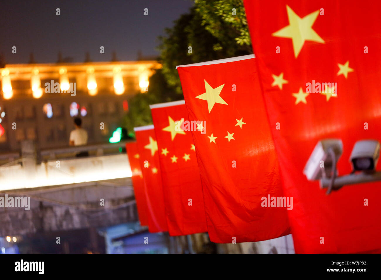 Nazionale Cinese flutter flags di notte al di fuori del Xi'an campanile e la Torre del Tamburo scenic area di celerbrate la prossima Giornata Nazionale a Xi'an City, Foto Stock