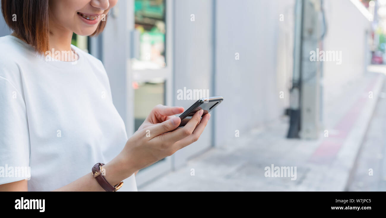 Donna che utilizza smartphone, durante il tempo libero. Il concetto di uso del telefono è essenziale nella vita di tutti i giorni. Foto Stock