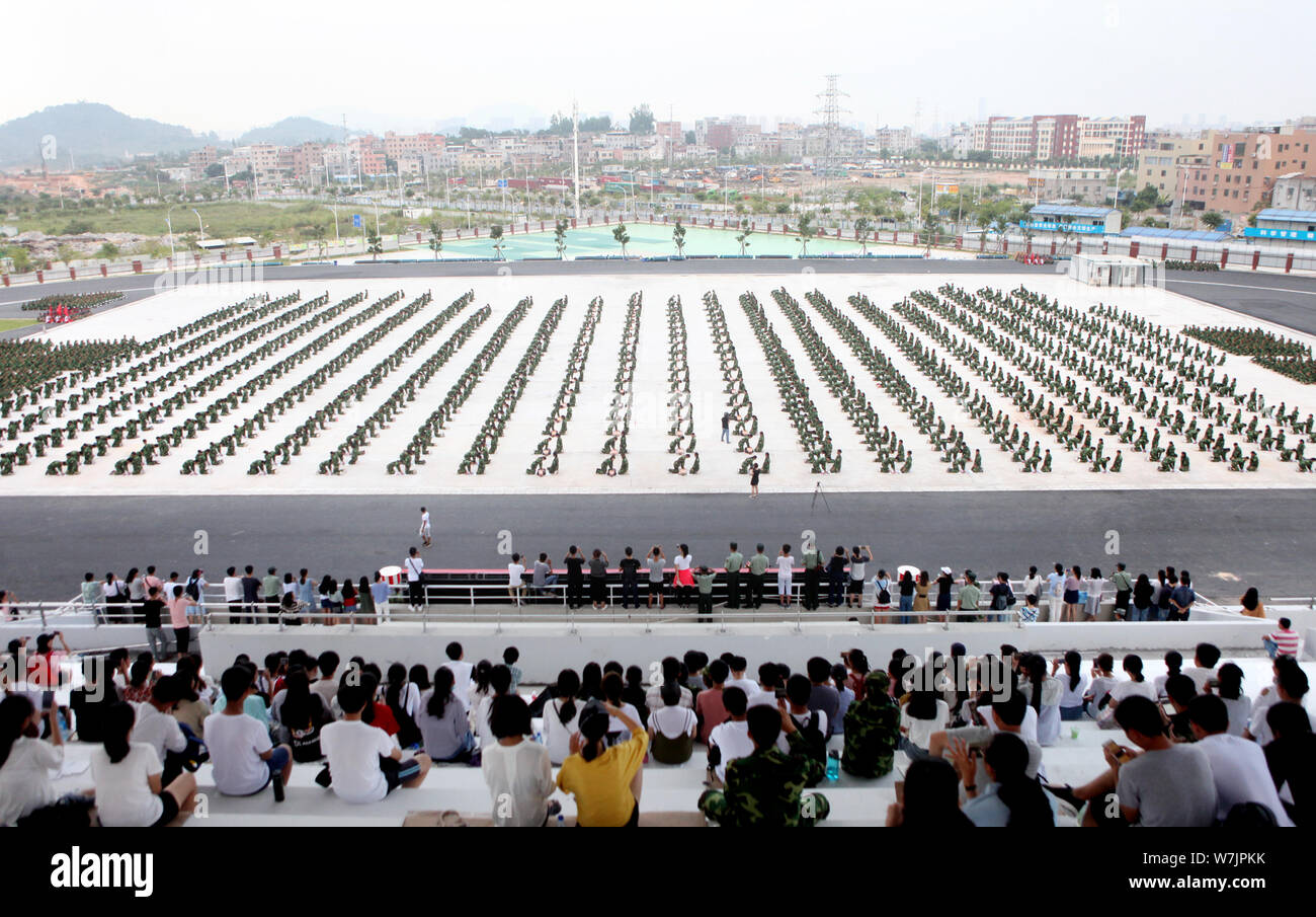 Matricole eseguire la rianimazione cardiopolmonare (RCP) il medico-manichini in una performance di addestramento militare all'aperto sulla stadium al c Foto Stock