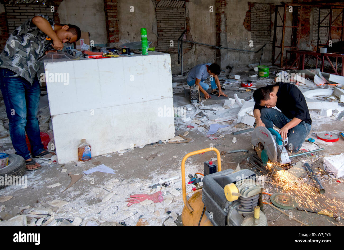 Cinese gli appassionati di militari Wan Li, destra e Gu Chunlin costruire il modello a grandezza del J-20 Stealth Fighter Aircraft cinese di PLA (popoli li Foto Stock