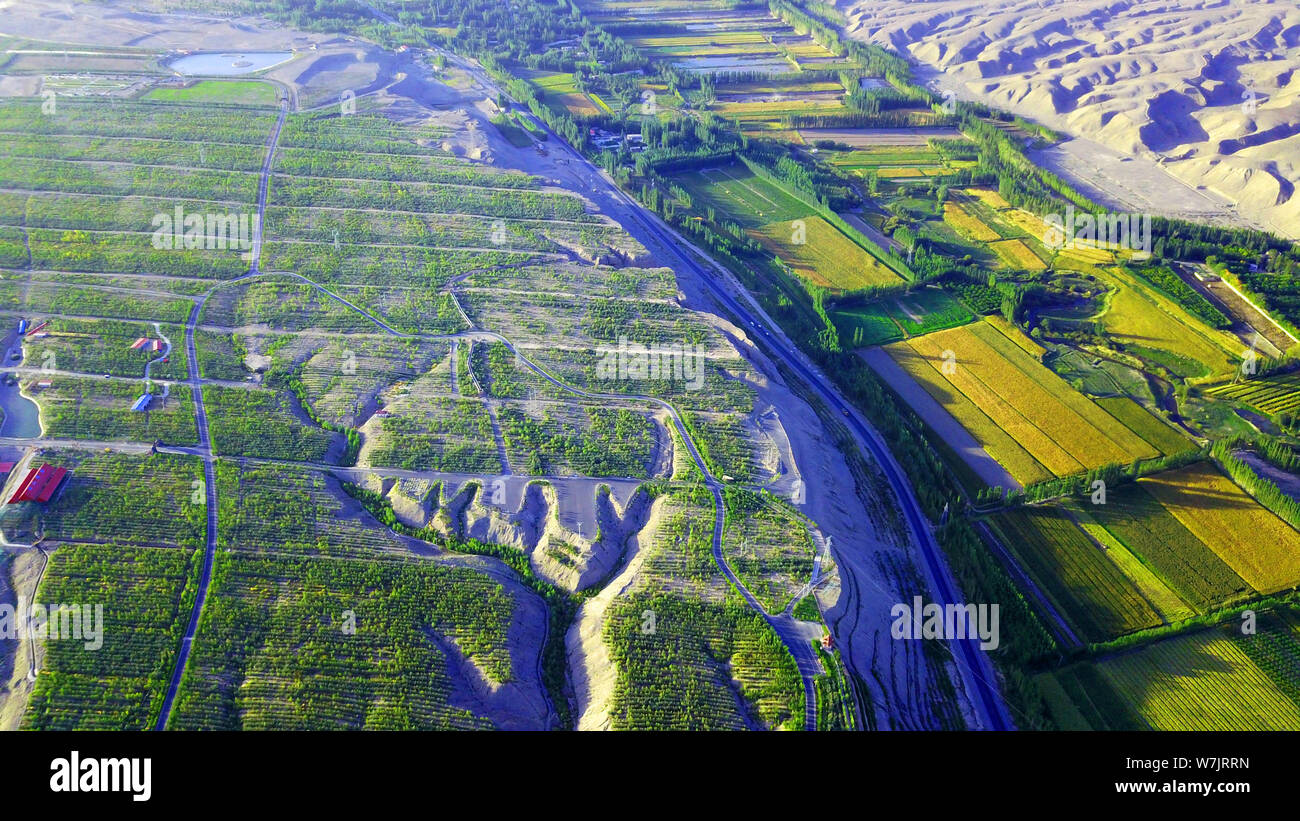 Vista aerea del Beishan Ecologico Protezione cinghia in Hejing County, a nord-ovest della Cina di Xinjiang Uygur Regione autonoma, 4 settembre 2017. Foto Stock