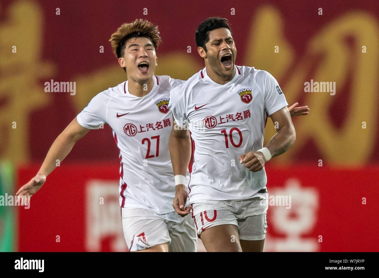 Il calcio brasiliano player Givanildo Vieira de Sousa, destra, meglio noto come Hulk e Shi Ke di cinese di Shanghai SIPG celebrare dopo l'avanzamento per la Foto Stock