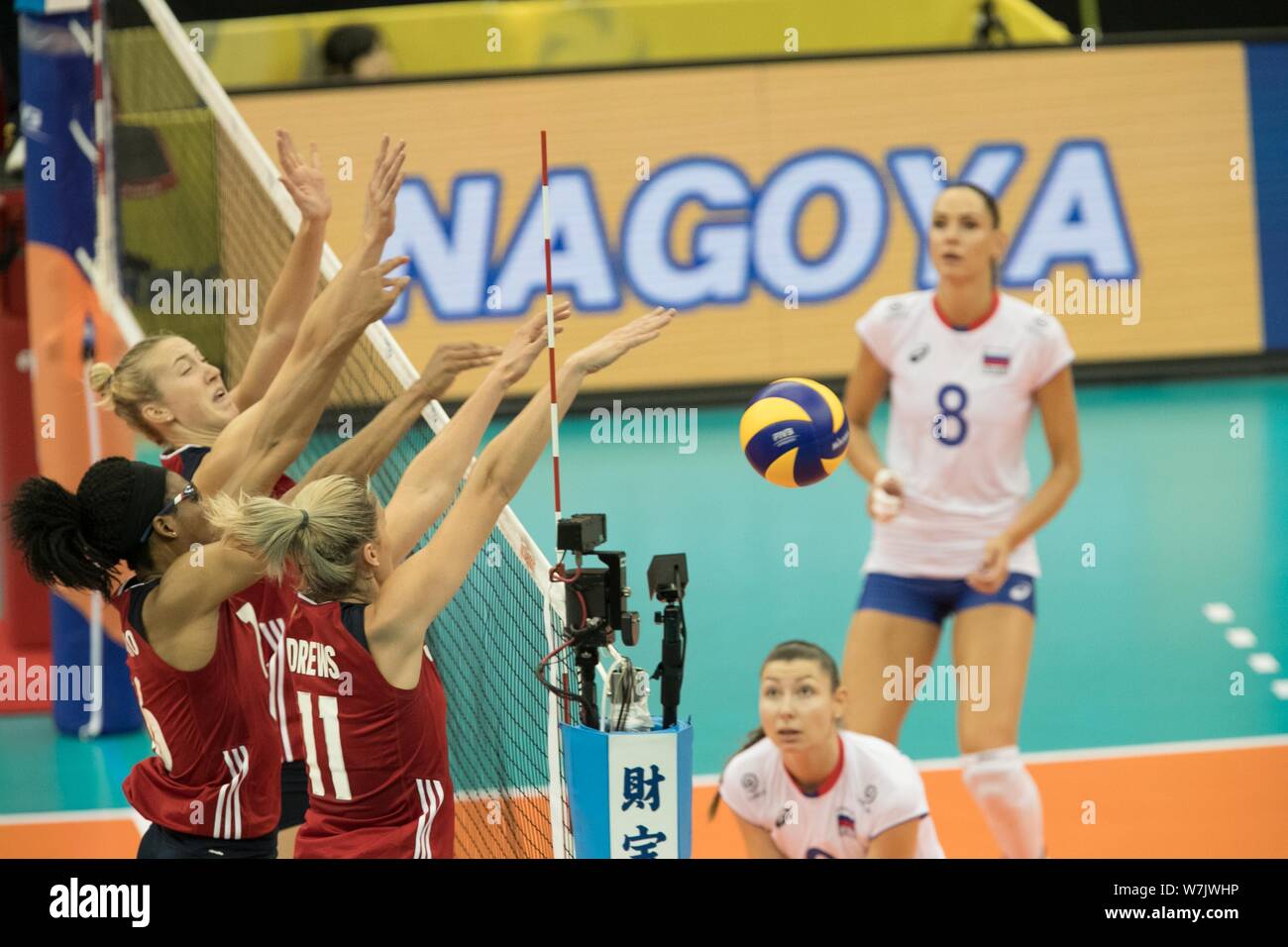 (Da sinistra) Kimberly Hill, Foluke Akinradewo e Andrea Drews della USA spike contro Irina Zaryazhko della Russia durante il loro match della FIVB World Gra Foto Stock