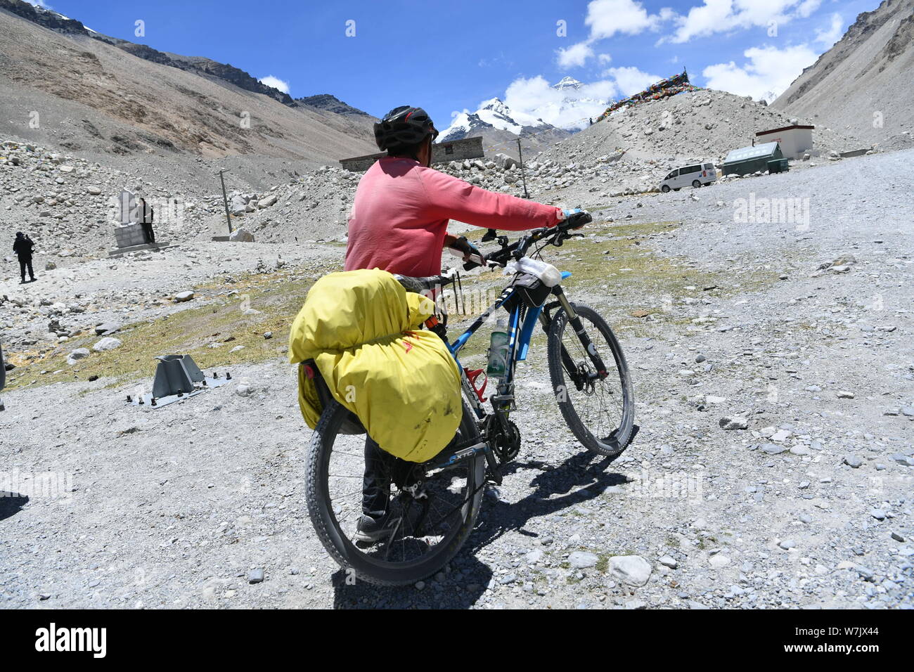 Il 61-anno-vecchio pensionato uomo cinese Yang Ming viaggia sulla sua bicicletta in Nepal, 14 giugno 2017. Il cinese anziano uomo Yang Ming da Shanghai è andato in per Foto Stock