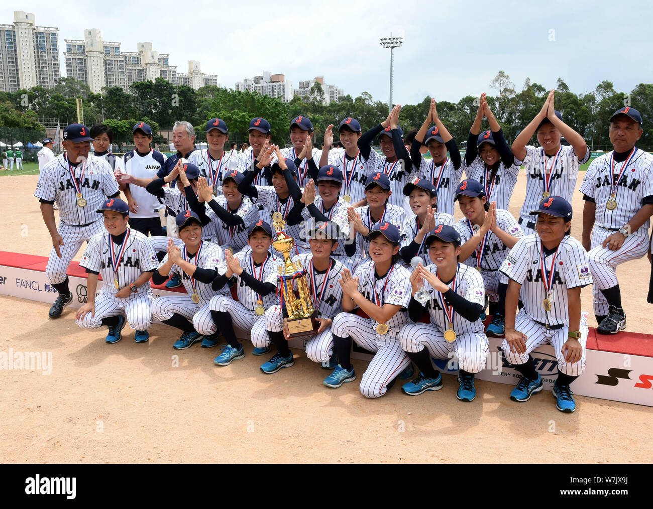 Vincitore giocatori giapponesi posano con il loro trofeo dopo la vittoria nella 1° BFA donna baseball Coppa asiatica di Hong Kong, Cina, 7 settembre 2017. Foto Stock