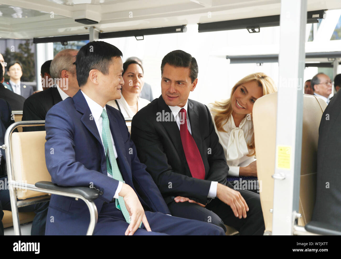 Il Presidente messicano Enrique Peña Nieto, centro e sua moglie Angelica Rivera visitare il quartier generale Alibaba con Jack Ma o Ma Yun, sinistra, presidente di ch Foto Stock