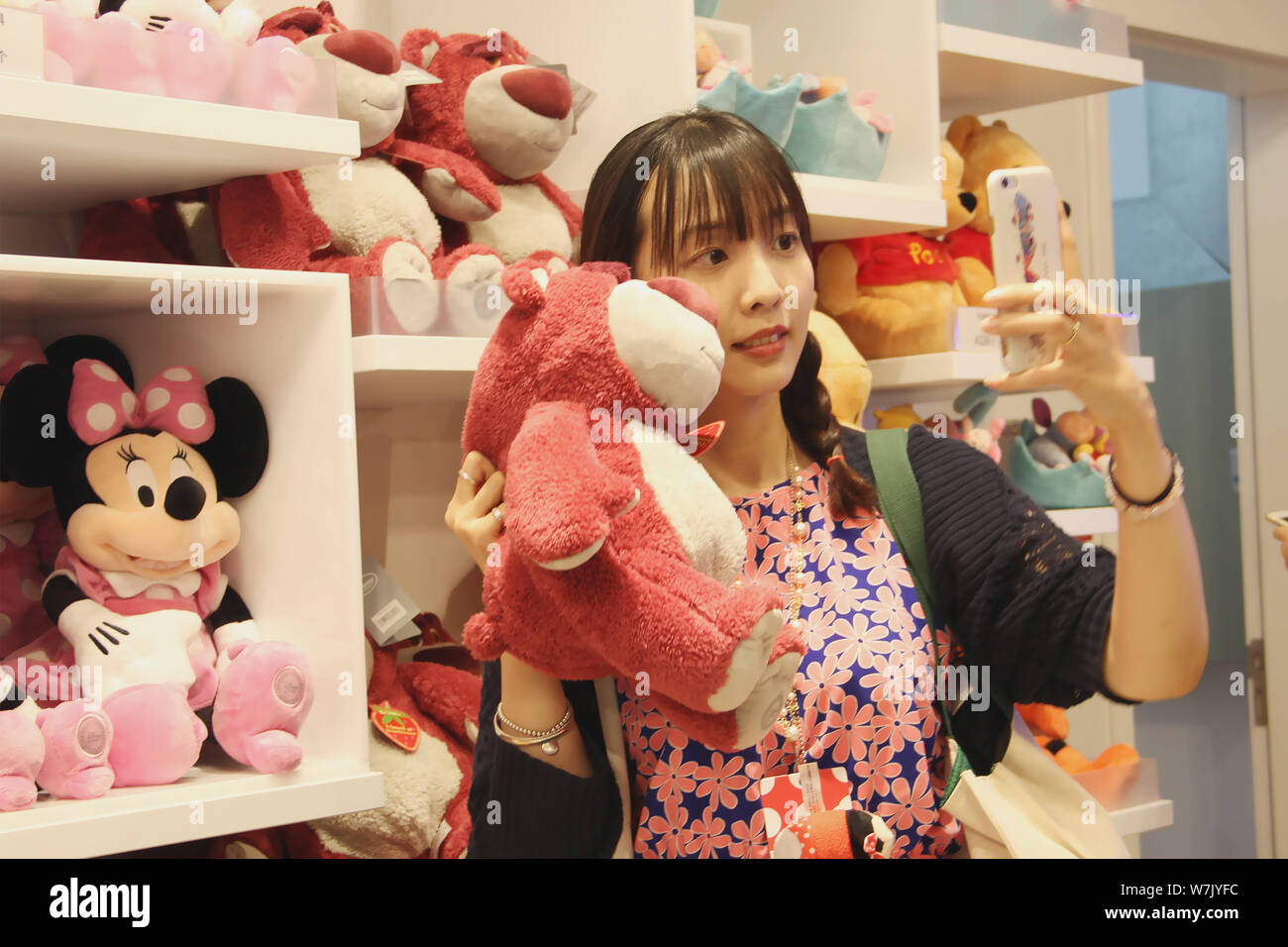 Un cliente impiega selfies con una bambola alla Cina di seconda Disney store in HKRI Taikoo Hui, Shanghai, Cina, 1 settembre 2017. La seconda Disney sto Foto Stock