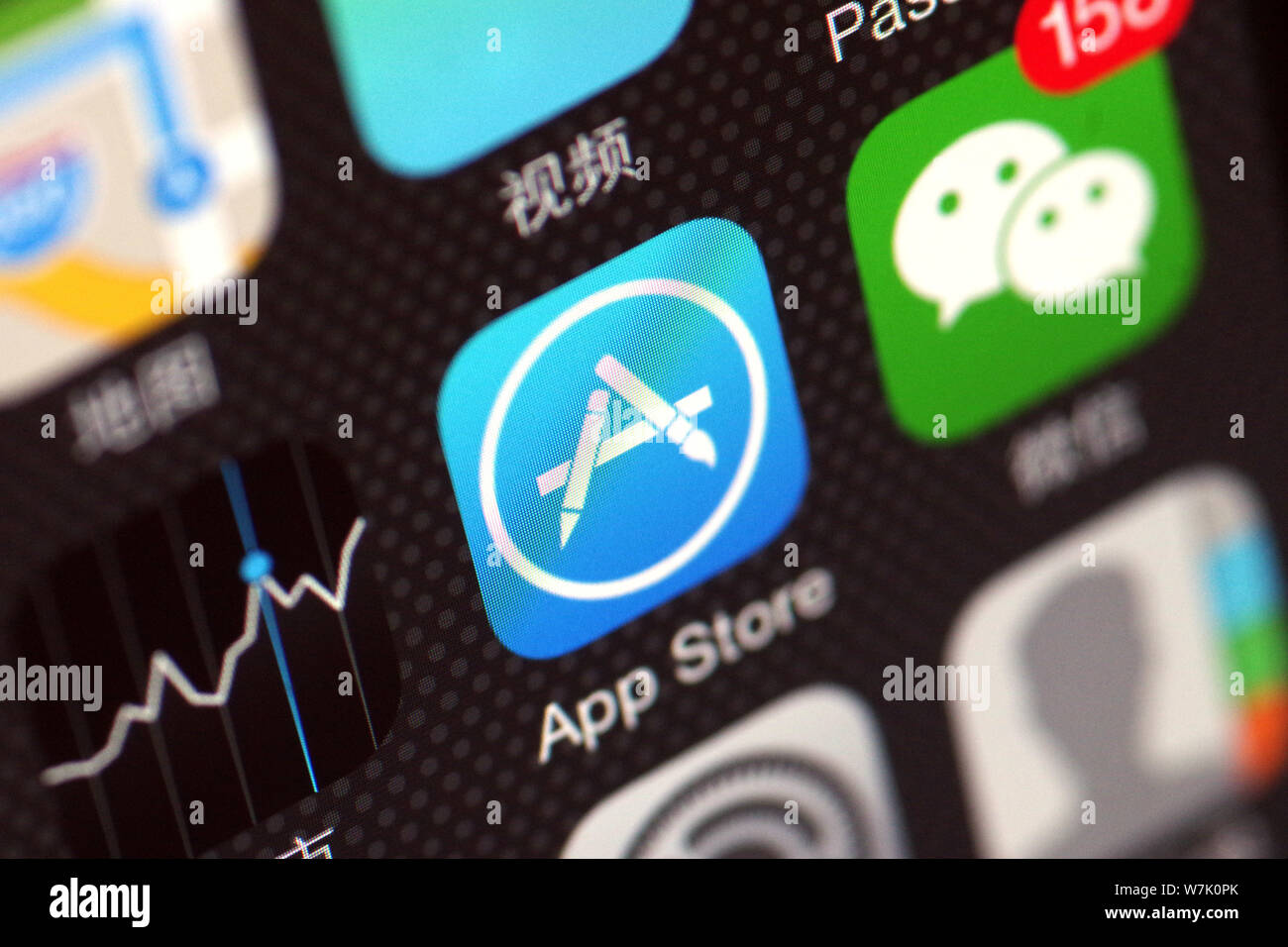 --FILE--un cinese utente del telefono mobile mostra le icone delle App Store e messaggistica mobile app Weixin o WeChat, di Tencent, sul suo smartphone iPhone in J Foto Stock