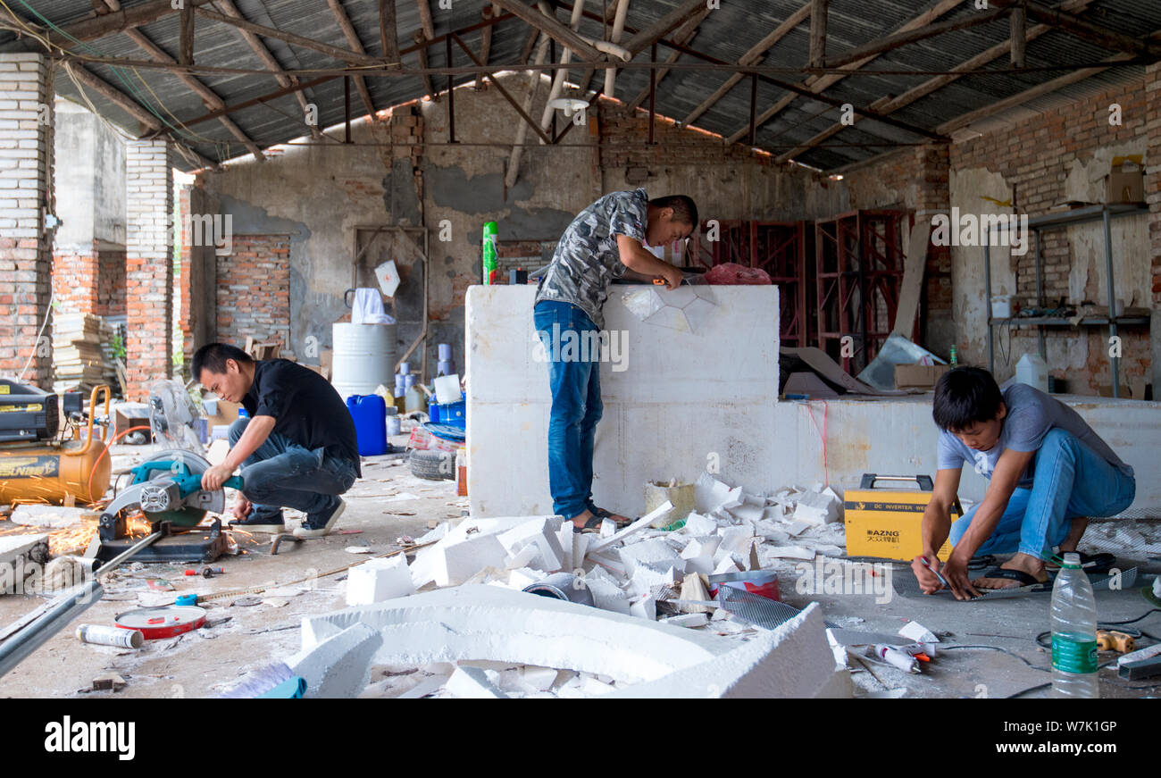 (Da sinistra) Cinese gli appassionati di militari Wan Li, Gu Chunlin e Huang Aibo costruire il modello a grandezza del J-20 Stealth Fighter Aircraft cinese di P Foto Stock