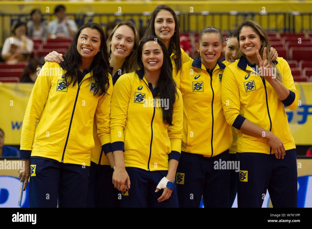 Primo runner-up il Brasile per donna pallavolo nazionale i membri del team pongono sul podio durante la cerimonia di premiazione del 2017 FIVB Pallavolo donna W Foto Stock