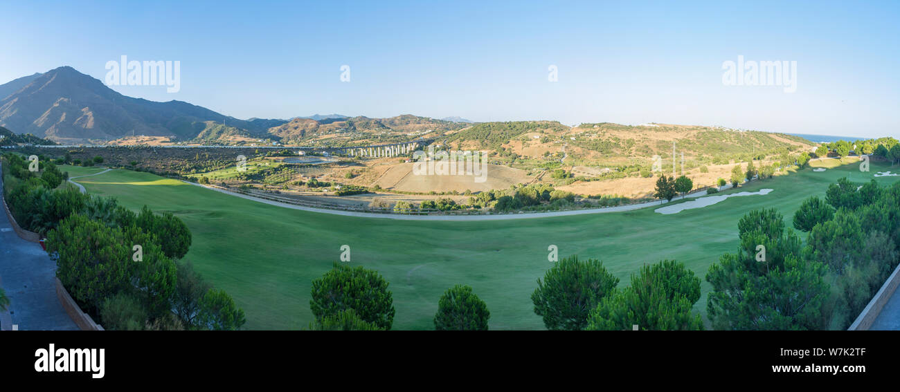 Autostrada A7 o Autopista del Sol, Malaga, Spagna. Panoramica prese dal campo da golf Foto Stock