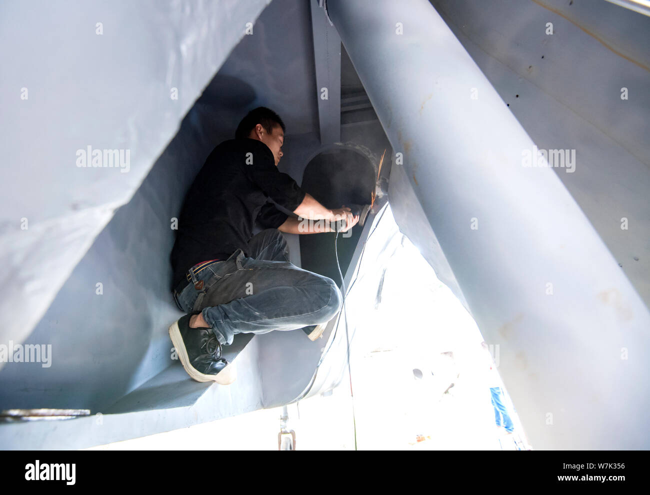 Cinese appassionato militare Wan Li costruisce il modello a grandezza del J-20 Stealth Fighter Aircraft cinese di PLA (popoli dell Esercito di Liberazione) aria Forc Foto Stock