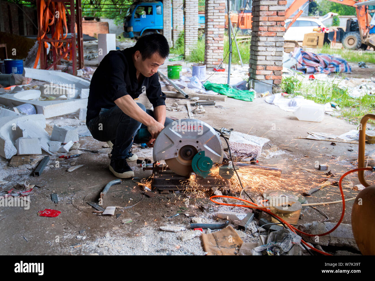 Cinese appassionato militare Wan Li costruisce il modello a grandezza del J-20 Stealth Fighter Aircraft cinese di PLA (popoli dell Esercito di Liberazione) aria Forc Foto Stock