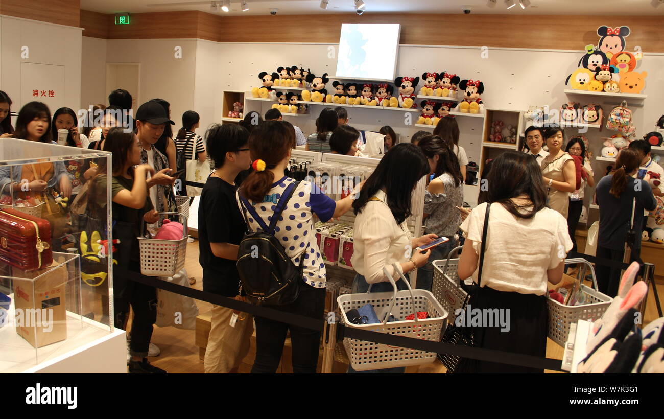 I clienti folla al negozio in Cina la seconda Disney store in HKRI Taikoo Hui, Shanghai, Cina, 1 settembre 2017. La seconda Disney Store in Cina o Foto Stock