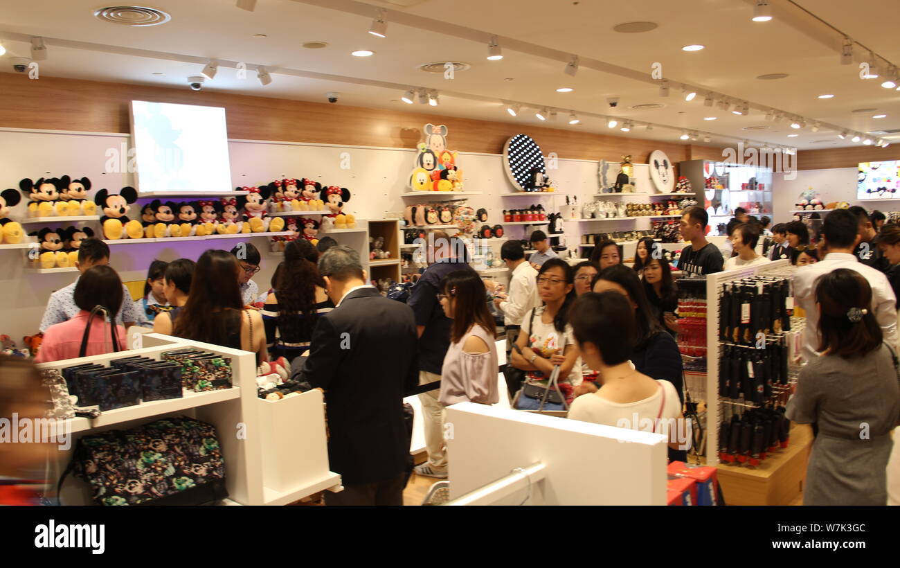 I clienti folla al negozio in Cina la seconda Disney store in HKRI Taikoo Hui, Shanghai, Cina, 1 settembre 2017. La seconda Disney Store in Cina o Foto Stock
