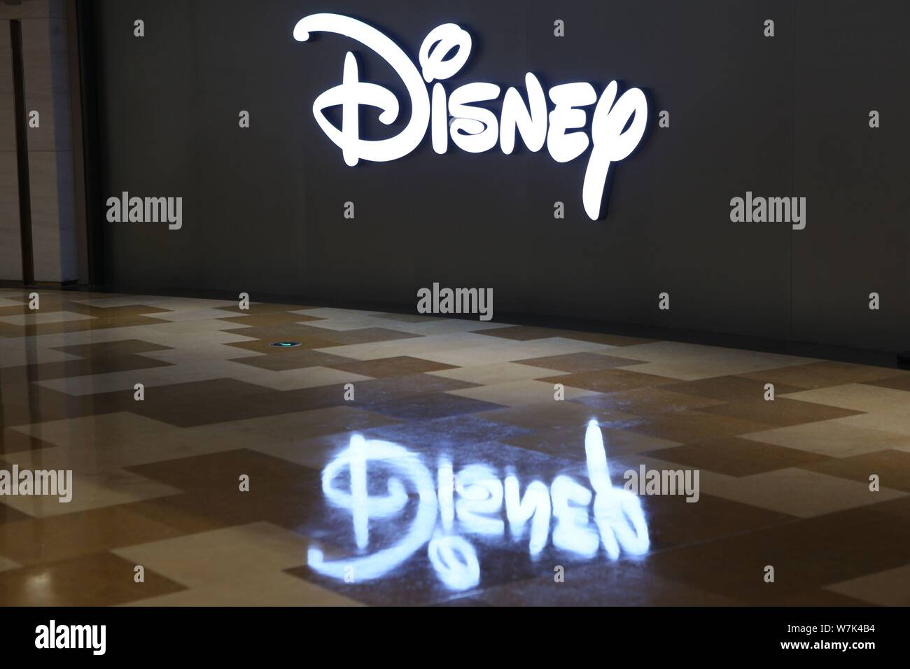 Visualizzazione di un logo di Disney in Cina la seconda Disney store in HKRI Taikoo Hui centro commerciale per lo shopping di Shanghai, Cina, 2 settembre 2017. Walt Disney Co, t Foto Stock