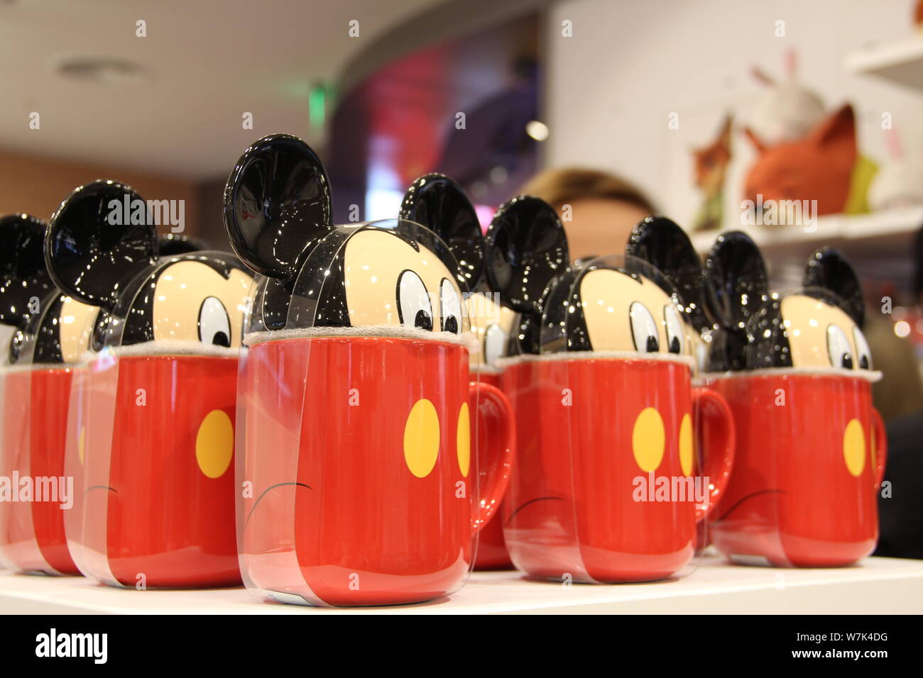 Vista delle tazze con Mickey Mouse visualizzato in cinese della seconda Disney store in HKRI Taikoo Hui, Shanghai, Cina, 1 settembre 2017. La seconda D Foto Stock