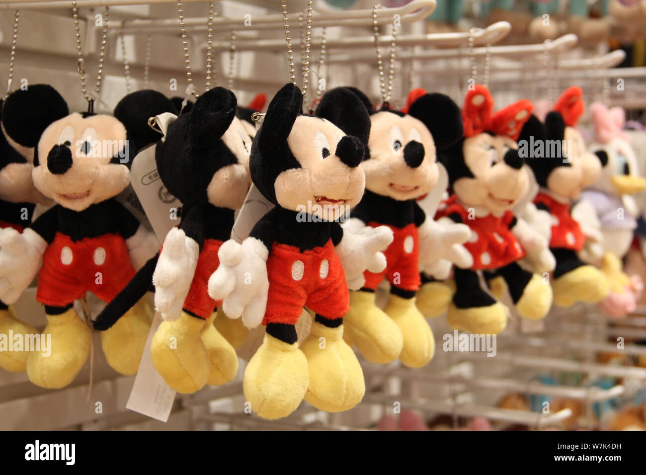 Vista di Minnie Mouse e Mickey Mouse bambole visualizzato in cinese della seconda Disney store in HKRI Taikoo Hui, Shanghai, Cina, 1 settembre 2017. Il Foto Stock